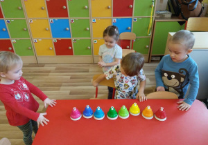 Dzieci grają na dzwonkach